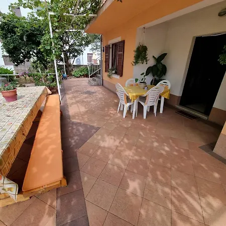Apartman In Mit Terrasse- Ac- Parkplatz By Interhome *